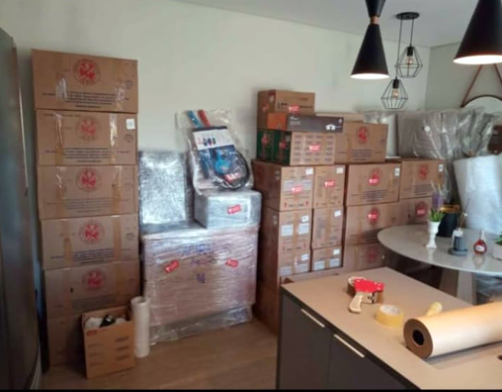 Caixas e móveis embalados para mudança residencial